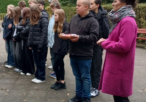 Pani dyrektor z uczniami