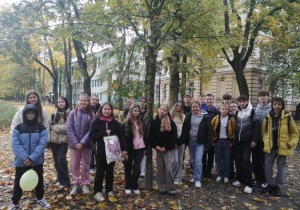 Uczniowie stoją w parku