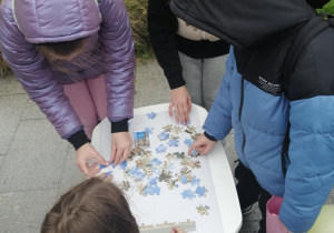 Uczniowie układają puzzle