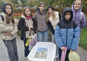 Uczniowie z ułożonymi puzzlami