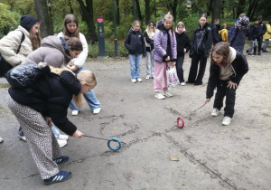 Uczniowie podczas gry