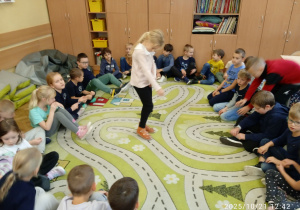 Uczniowie bawią się na dywanie