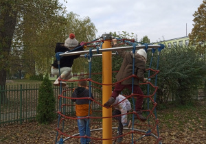 Dzieci bawią się na placu zabaw
