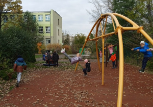 Plac zabaw z dziećmi