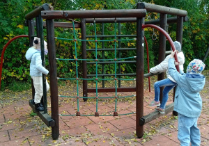 Uczniowie na placu zabaw