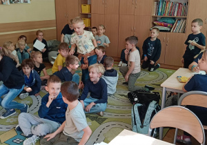 Dzieci słuchają nauczyciela opowiadającego o zdrowym trybie życia