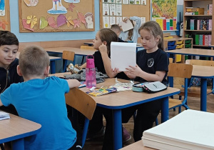 Dzieci wykonują ćwiczenie w parach dotyczące informacji co lubią jeść na zdrowe śniadanie