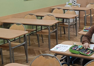 Dzieci wykonują w ławce krzyżówkę o jesiennych warzywach