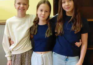 Trzy uczennice stoją w klasie