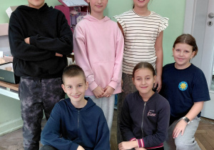 Uczniowie pozują do zdjęcia