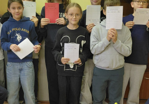 Uczniowie z książeczkami