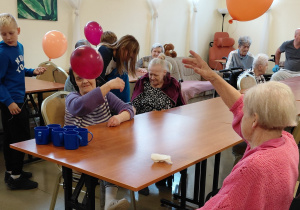 Uczniowie rozdają balony