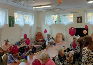 Uczniowie rozmawiają z paniami