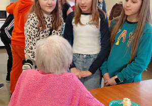 Uczennice rozmawiają z pensjonariuszką