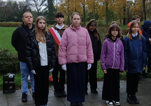 Uczniowie stoją w grupie