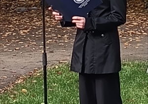 Uczennica naszej szkoły stoi przy mikrofonie