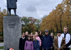 Nasi uczniowie stoją przy pomniku