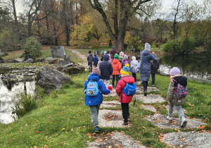 Uczniowie idą ścieżką