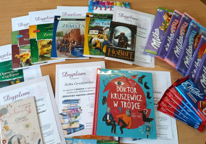 Dyplomy i nagrody na stoliku