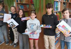 Uczniowie z nagrodami