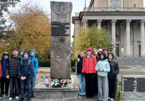 Uczniowie przy pomniku