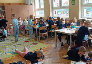 Dzieci pracują na zajęciach świetlicowych o animacji