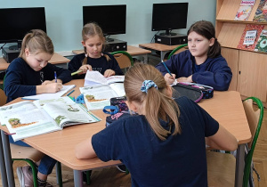 Dzieci wykonują zadanie praktyczne