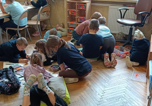 Uczniowie wykonują ćwiczenie plastyczne