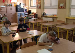 Uczniowie współpracują podczas zajęć nad ćwiczeniem cechy pozytywne człowieka