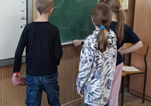 Uczniowie rysują na tablicy figury jakie można znaleźć w Internecie