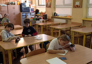 Uczniowie wspólnie tworzą rysunki związane z bezpiecznym Internetem