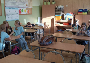Uczniowie pracują w ławkach podczas zajęć świetlicowych