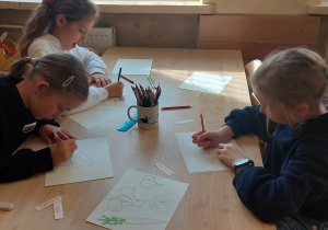 Dziewczynki rysują