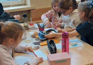 Uczniowie wykonują prace plastyczne