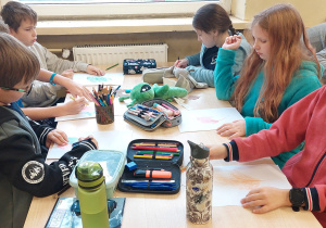 Uczniowie pracują przy stoliku