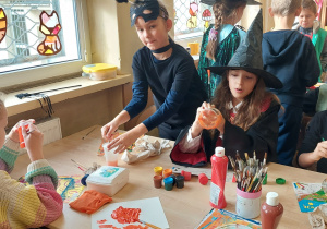 Uczniowie malują słoiki