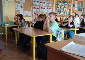 Dzieci słuchają wprowadzenia do zajęć o wspólnym czasie z rodziną