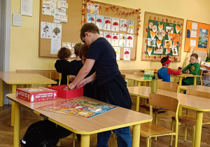 Dzieci wymyślają i prezentują pomysły na spędzenie wolnego czasu