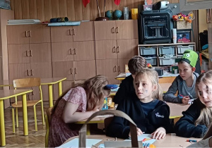 Uczniowie słuchają wprowadzenia do tematu wolnego czasu w ławkach