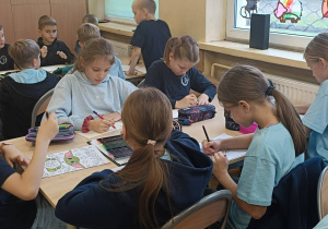 Uczniowie wykonują propozycję plastyczna na zaproponowany konkurs o nie marnowaniu żywności