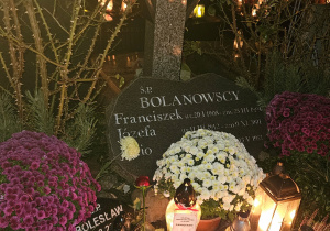 Znicze i kwiaty na grobie