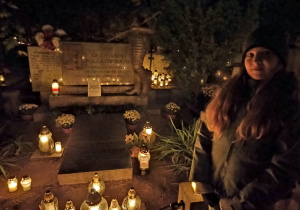 Uczennica przy grobie