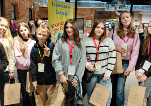 Wolontariusze stoją w teatrze