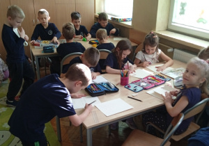 Uczniowie pracują przy stolikach