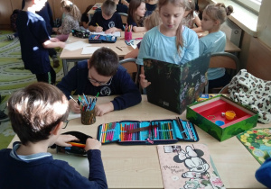 Uczniowie pracują w ławkach