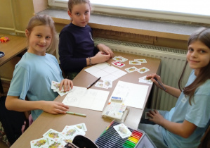 Uczennice bawią się przy stoliku