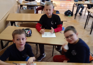 Uczniowie pracują w ławkach