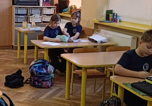 Dzieci kolorują godło państwowe