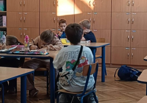 Dzieci pracują podczas zajęć świetlicowych z byciu patriotą