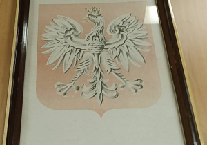 Godło Orzeł biały na czerwonym tle jako wzór do wykonania przez uczniów